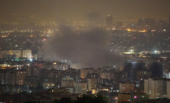 El humo se eleva sobre Teherán, Irán después de los ataques aéreos en junio de 2025. (archivo) 